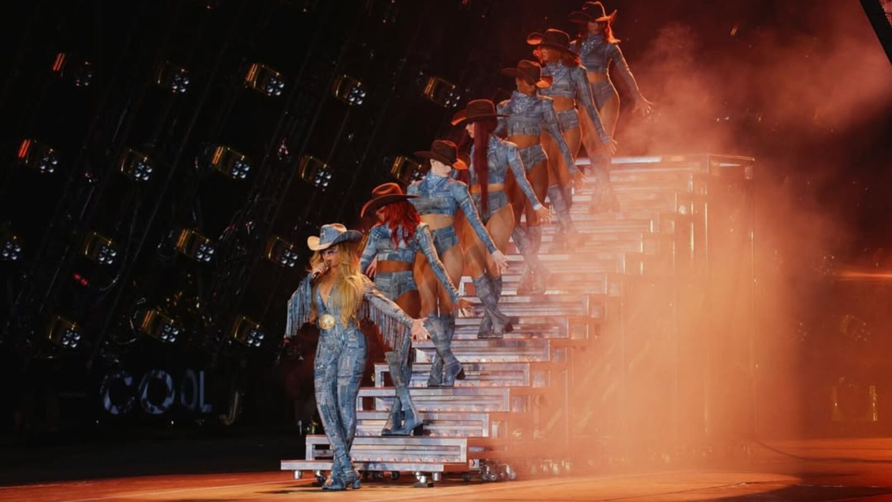 Beyoncé (à frente) em show de abertura da turnê "Cowboy Carter" no SoFi Stadium, em Inglewood, região de Los Angeles | 28.abr.2025/Divulgação