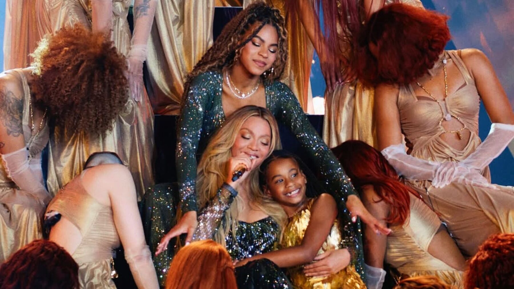 Beyoncé (centro) com filhas Blue Ivy (acima) e Rumi (dir.) em show de abertura da turnê "Cowboy Carter" no SoFi Stadium, em Inglewood, região de Los Angeles | 28.abr.2025/Divulgação