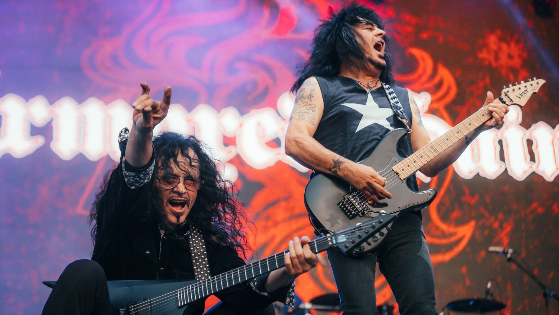 Phil Sandoval e Jeff Duncan, da banda Armored Saint, em show no festival Bangers Open Air 2025