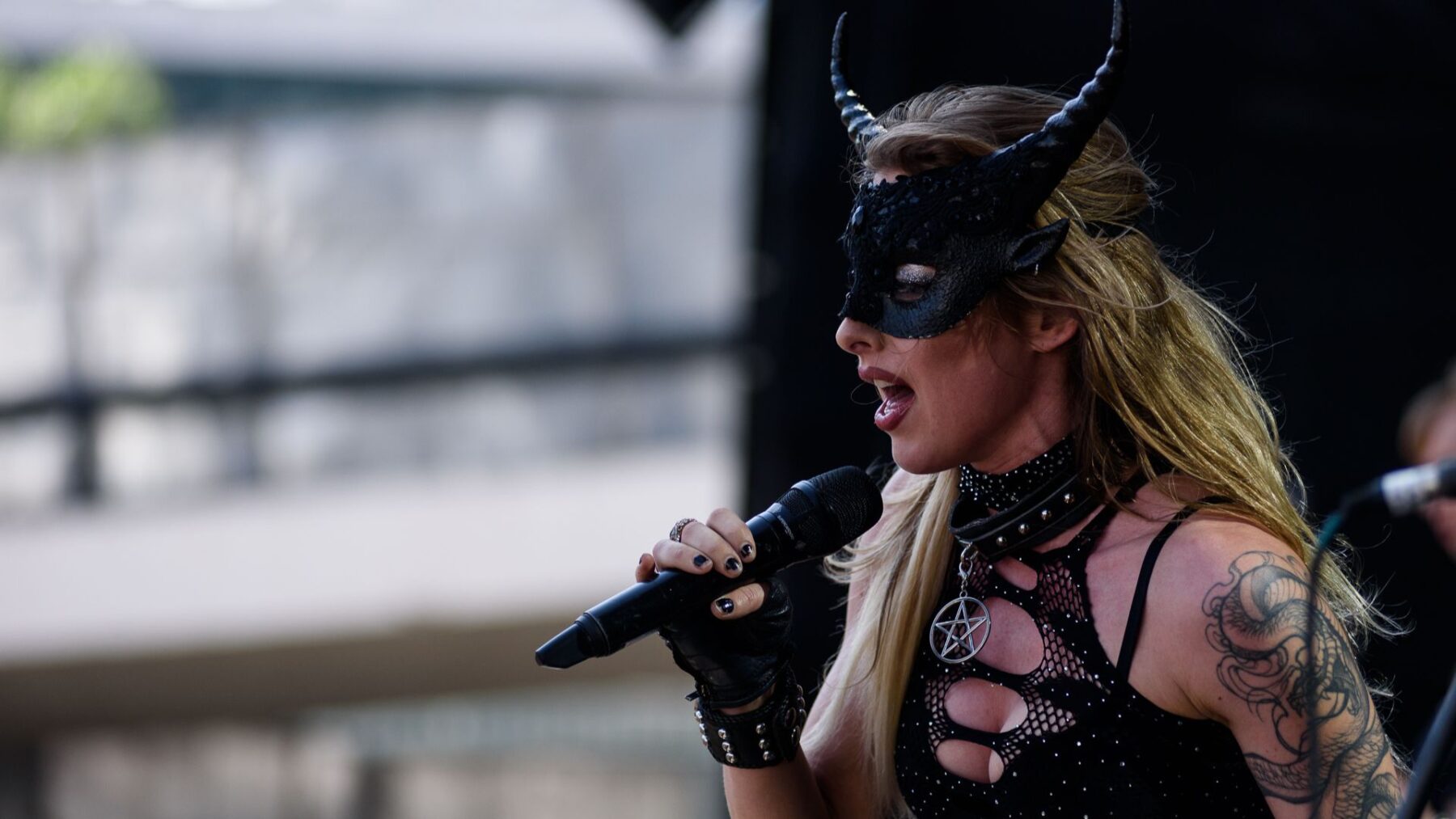 Laura Guldemond, vocalista da banda suíça Burning Witches