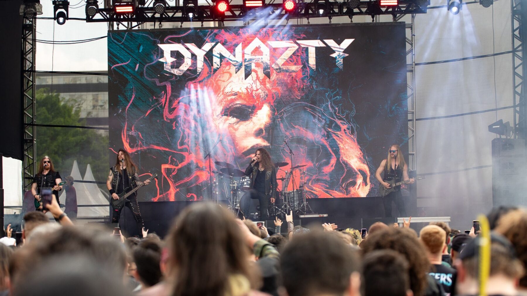 Banda sueca Dynazty em show no festival Bangers Open Air