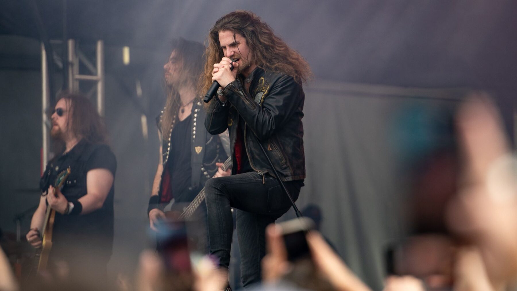 Love Magnusson (esq.), Jonathan Olsson e Nils Molin, da banda Dynazty, em show no festival Bangers Open Air