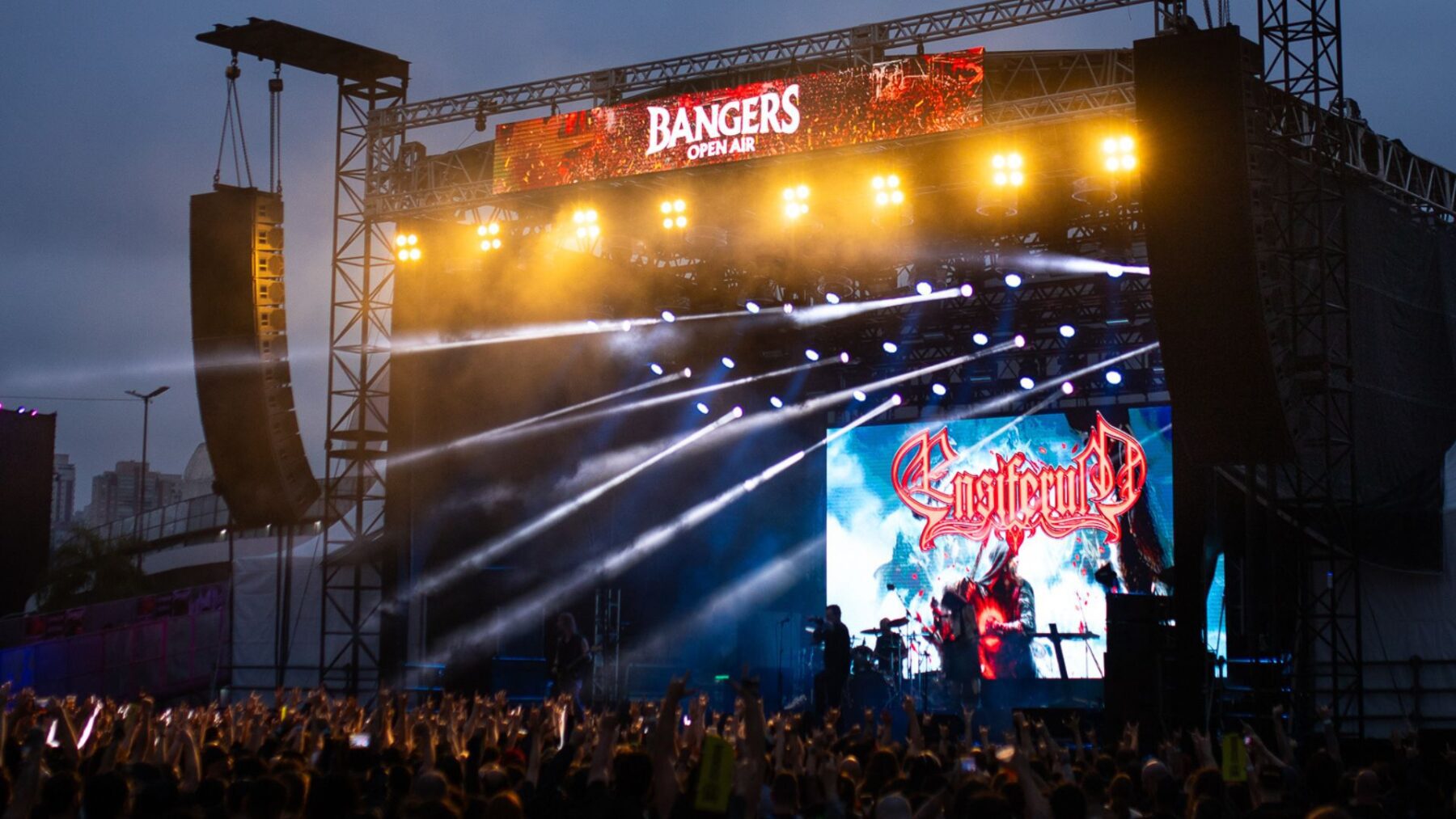 Banda finlandesa Ensiferum em show no festival Bangers Open Air