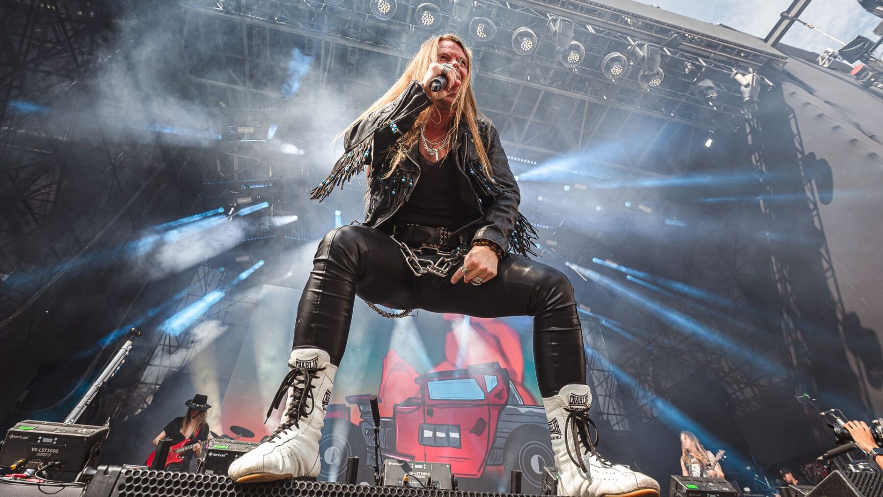 Kenny Leckremo, vocalista da banda sueca H.E.A.T., em show no festival Bangers Open Air