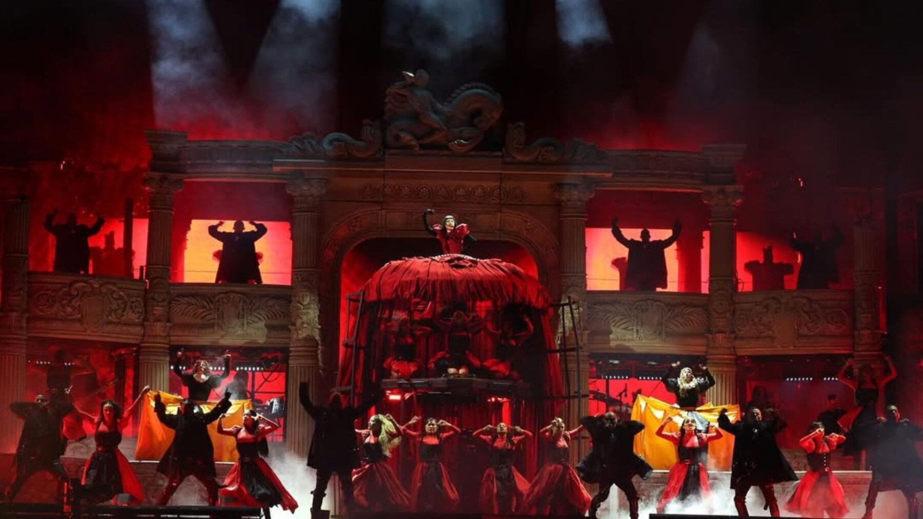 Lady Gaga (centro) em show da turnê do álbum "Mayhem" no estádio GNP Seguros, na Cidade do México | Kevin Mazur - 27.abr.2025/Divulgação