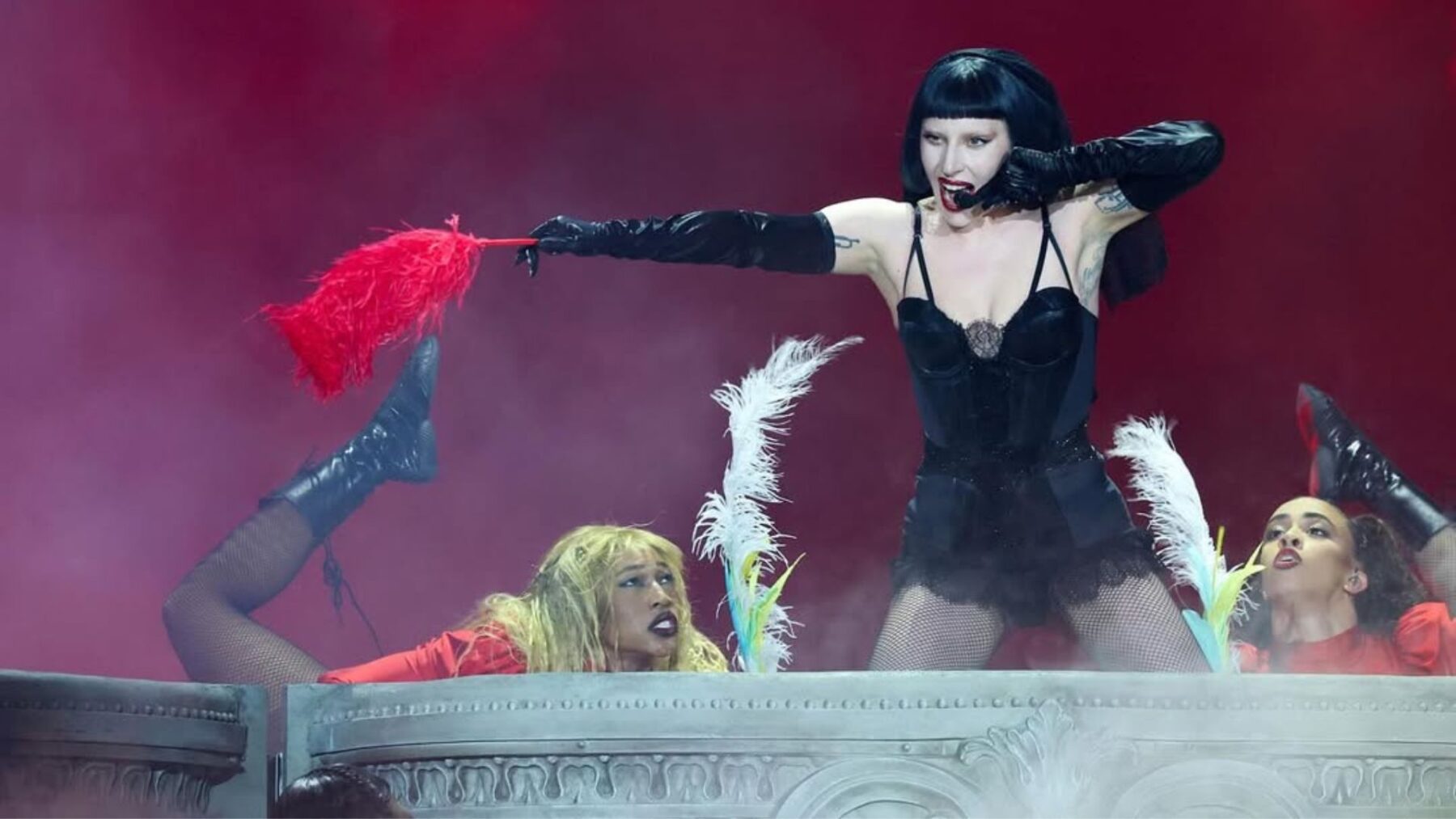 Lady Gaga (centro) em show da turnê do álbum "Mayhem" no estádio GNP Seguros, na Cidade do México | Kevin Mazur - 27.abr.2025/Divulgação