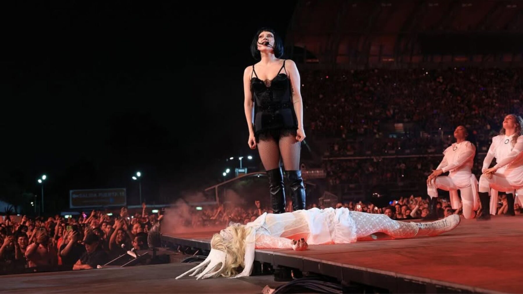 Lady Gaga (centro) em show da turnê do álbum "Mayhem" no estádio GNP Seguros, na Cidade do México | Kevin Mazur - 27.abr.2025/Divulgação