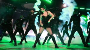 Lady Gaga (centro) em show da turnê do álbum "Mayhem" no estádio GNP Seguros, na Cidade do México | Kevin Mazur - 27.abr.2025/Divulgação