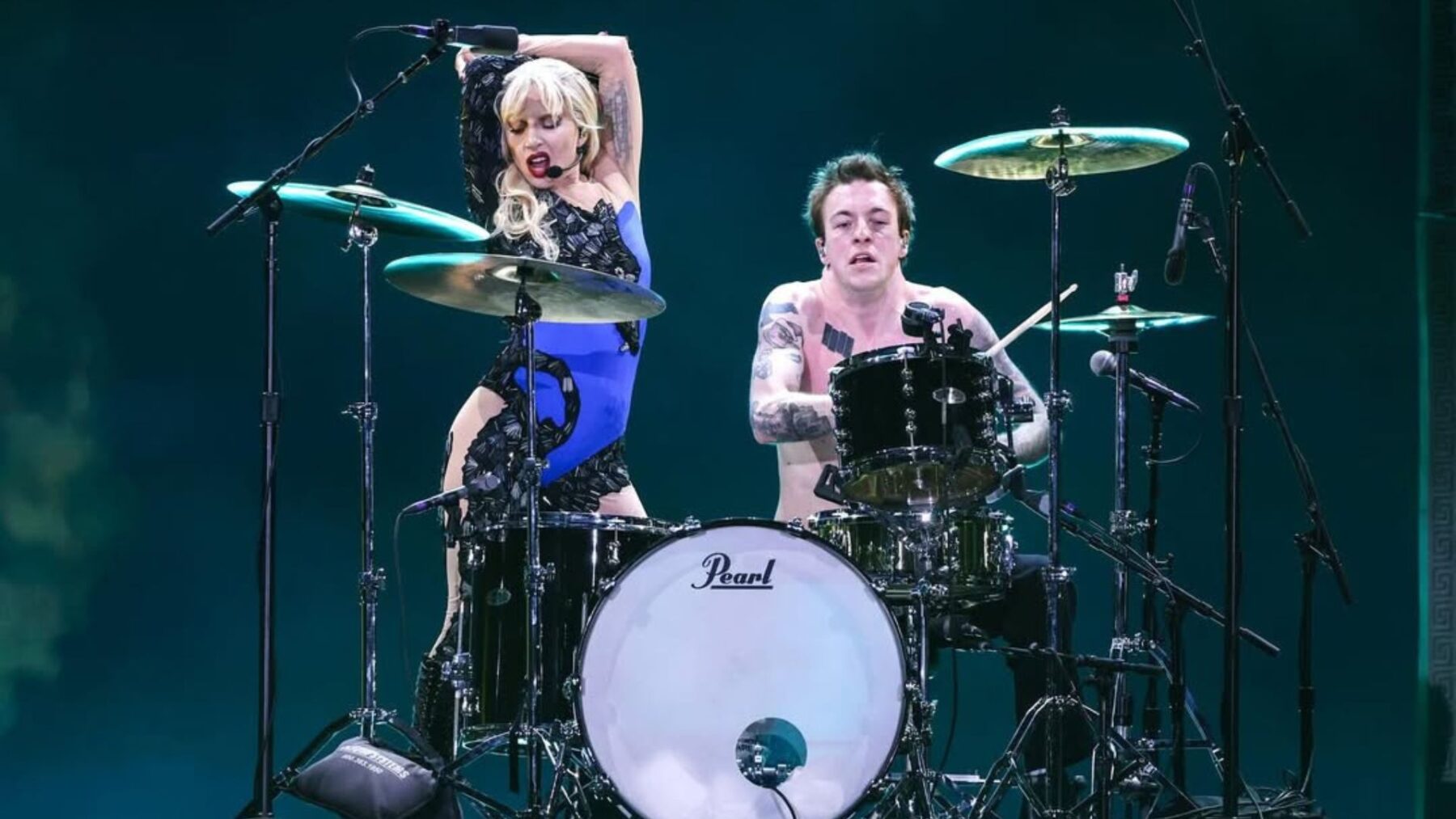 Lady Gaga (esq.) em show da turnê do álbum "Mayhem" no estádio GNP Seguros, na Cidade do México | Kevin Mazur - 27.abr.2025/Divulgação