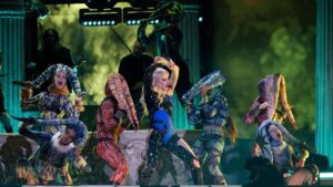 Lady Gaga (centro) em show da turnê do álbum "Mayhem" no estádio GNP Seguros, na Cidade do México | Kevin Mazur - 27.abr.2025/Divulgação