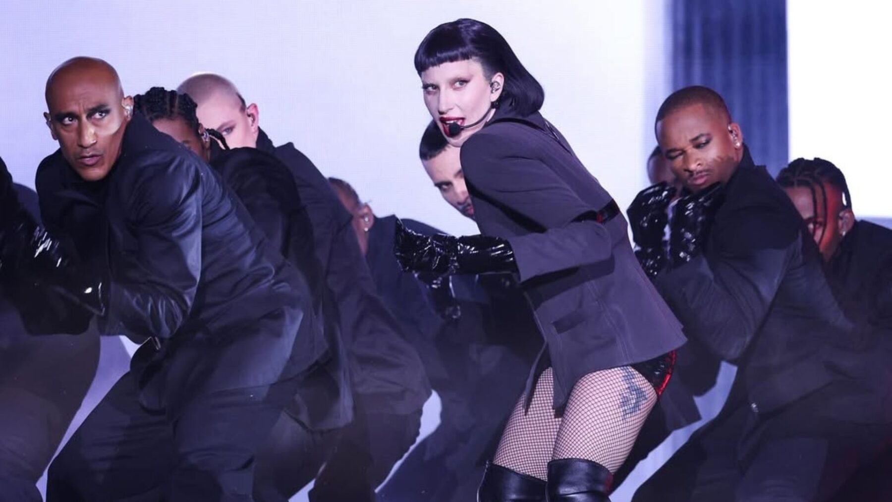 Lady Gaga (centro) em show da turnê do álbum "Mayhem" no estádio GNP Seguros, na Cidade do México | Kevin Mazur - 27.abr.2025/Divulgação