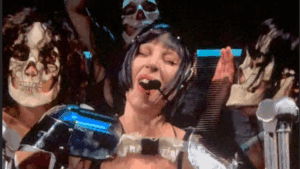 Lady Gaga (centro) em ensaio no palco na praia de Copacabana, no Rio de Janeiro | Lucas Guimarães - 2.mai.2025/Portal Lineup
