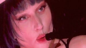 Lady Gaga (centro) em ensaio no palco na praia de Copacabana, no Rio de Janeiro | Lucas Guimarães - 2.mai.2025/Portal Lineup
