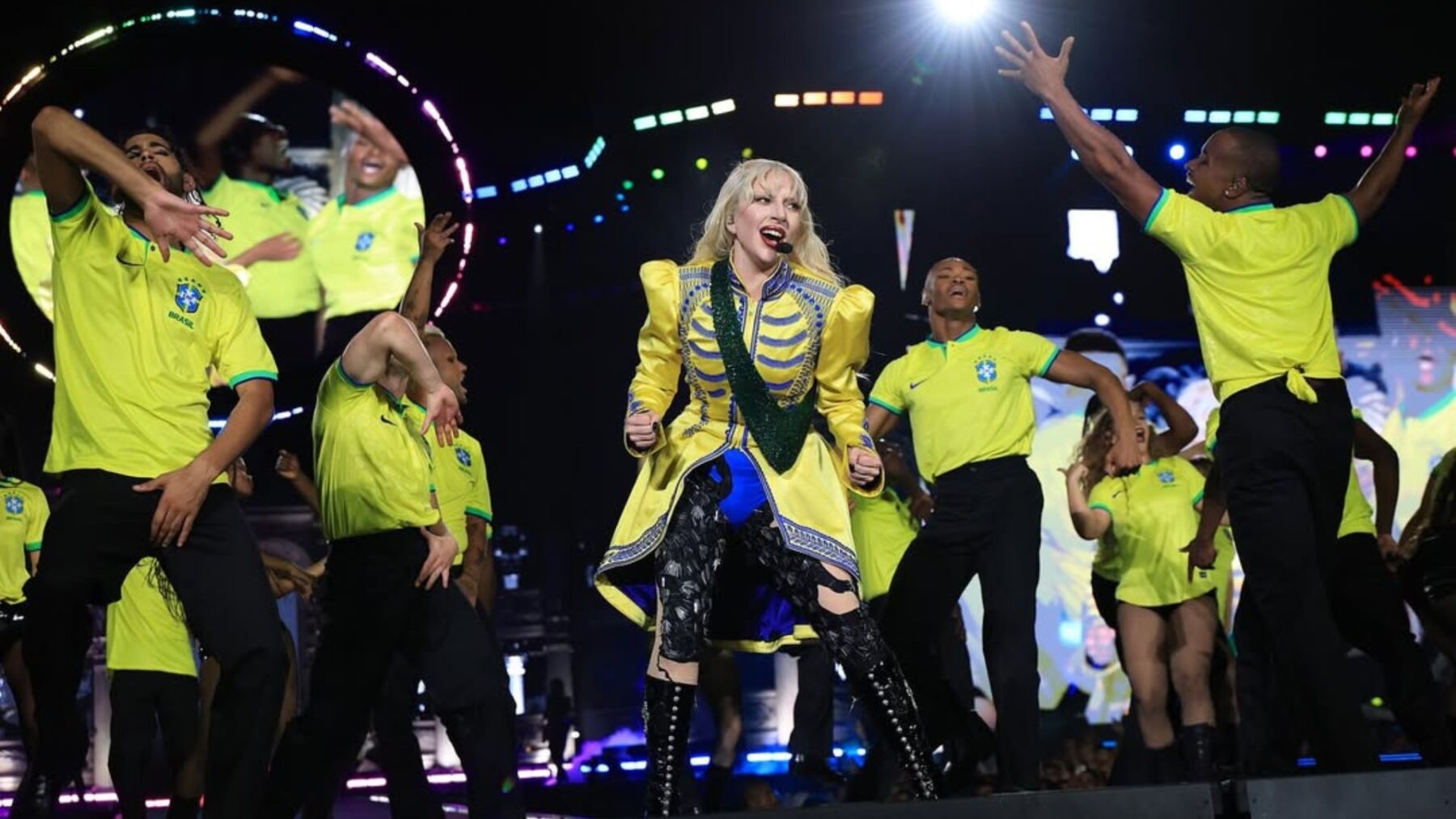 Lady Gaga (centro) ao lado de dançarinos com camisas da seleção brasileira em show na praia de Copacabana | 3.mai.2025/Divulgação