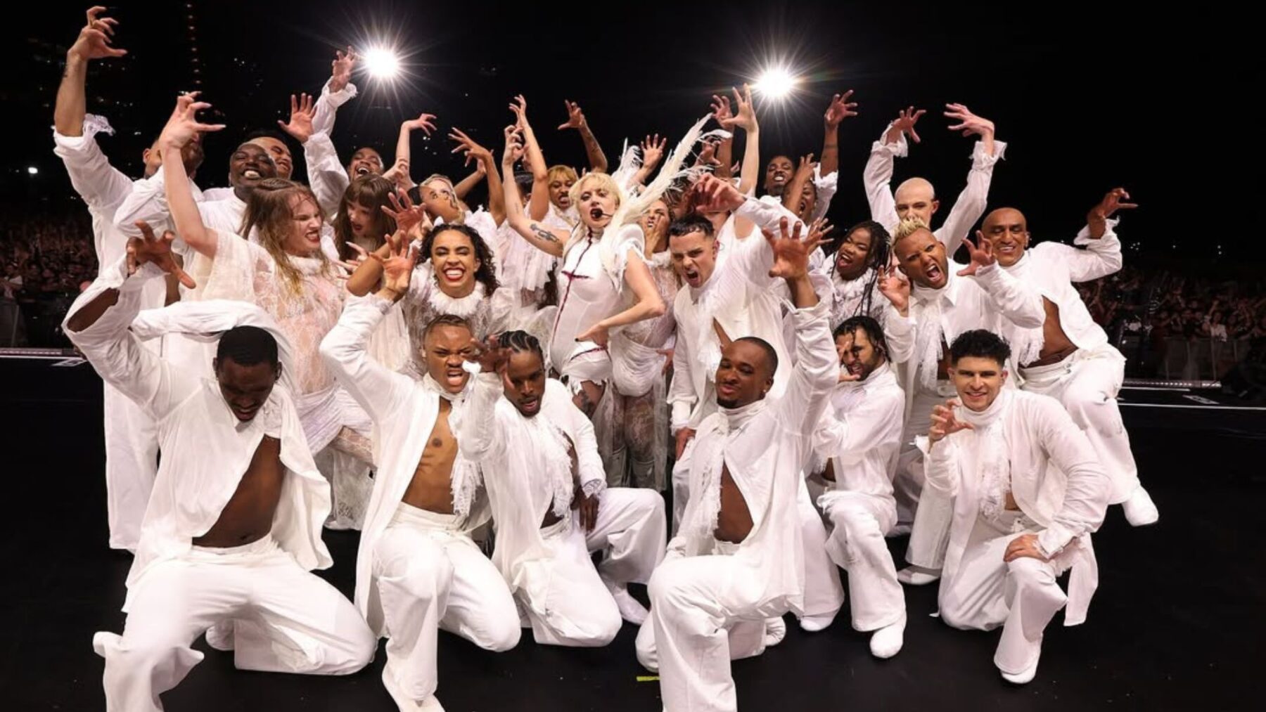 Lady Gaga (centro) com dançarinos em show "Mayhem on the Beach" na praia de Copacabana, no Rio de Janeiro | 3.mai.2025/Divulgação