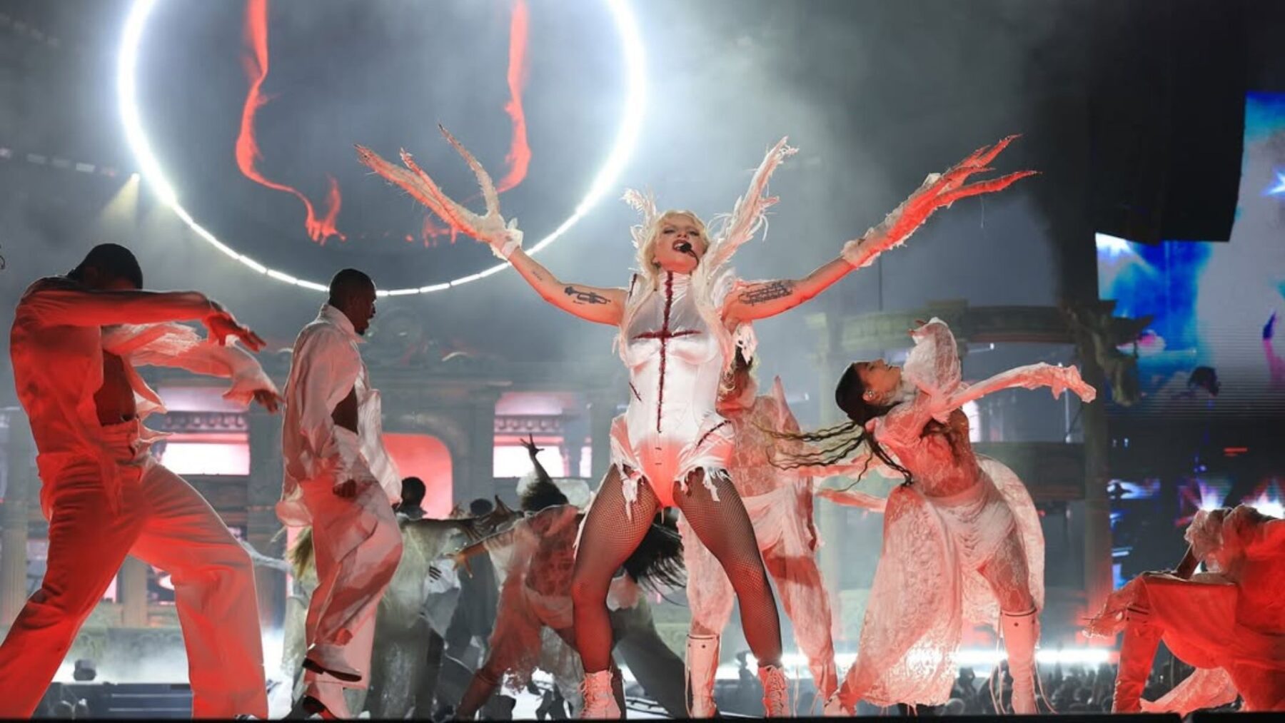 Lady Gaga (centro) com dançarinos em show "Mayhem on the Beach" na praia de Copacabana, no Rio de Janeiro | 3.mai.2025/Divulgação