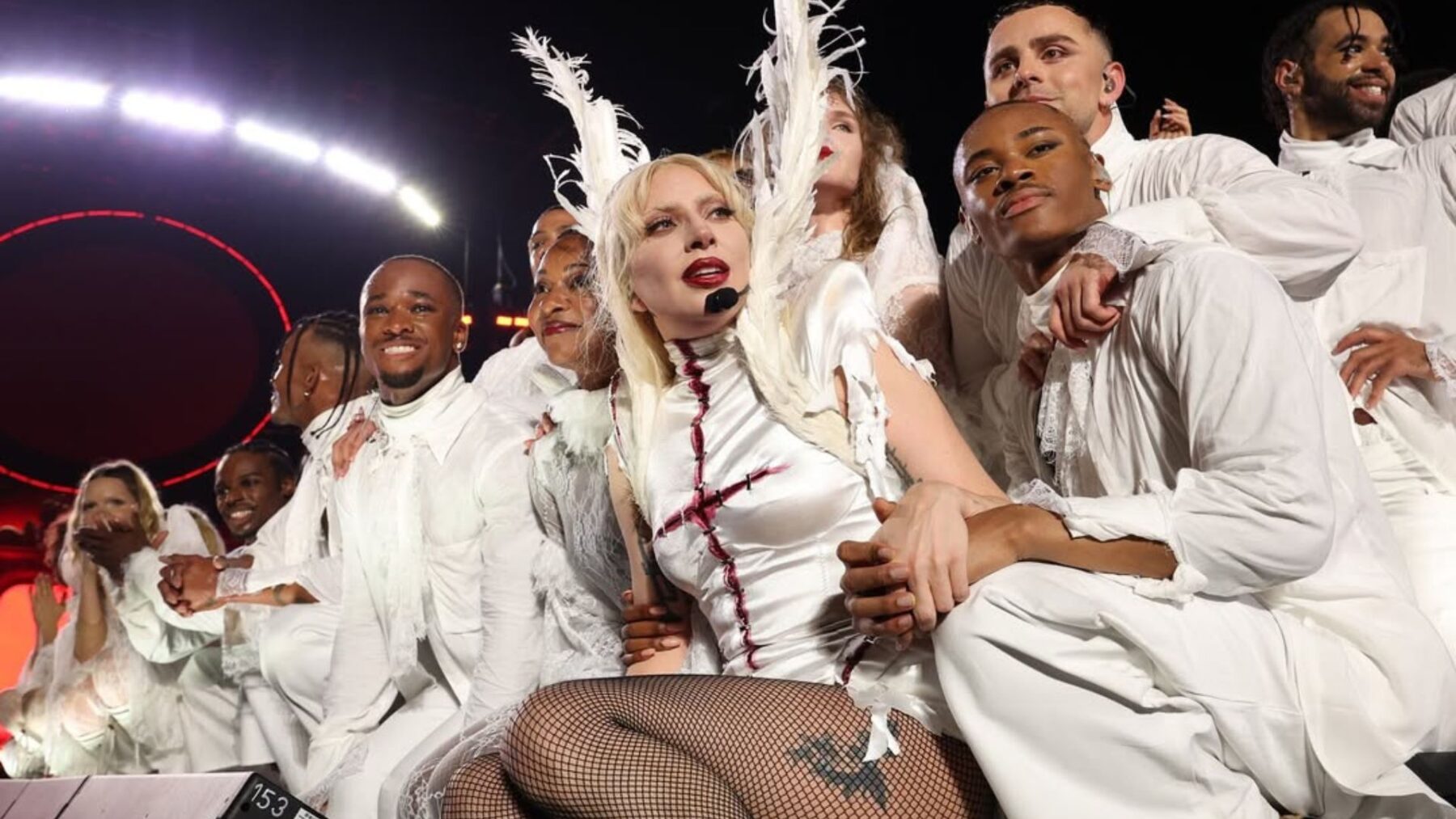 Lady Gaga (centro) com dançarinos em show "Mayhem on the Beach" na praia de Copacabana, no Rio de Janeiro | 3.mai.2025/Divulgação