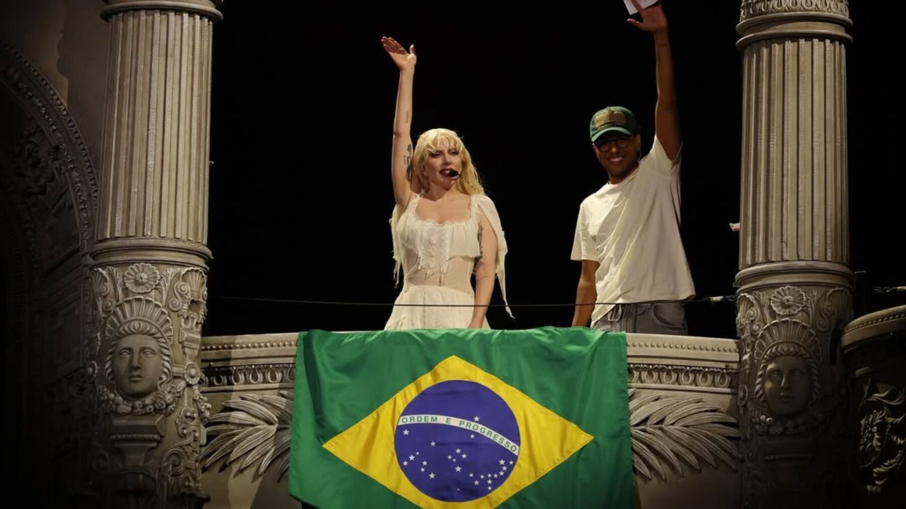 Lady Gaga (esq.) e Nicolas Garcia, funcionário do hotel Copacabana Palace, em show "Mayhem on the Beach" na praia de Copacabana, no Rio de Janeiro | 3.mai.2025/Divulgação