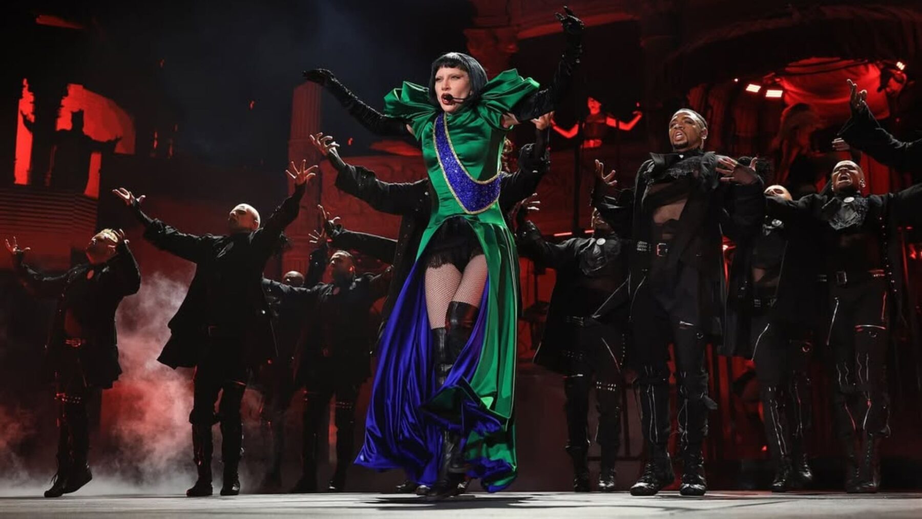 Lady Gaga (centro) com dançarinos em show "Mayhem on the Beach" na praia de Copacabana, no Rio de Janeiro | 3.mai.2025/Divulgação