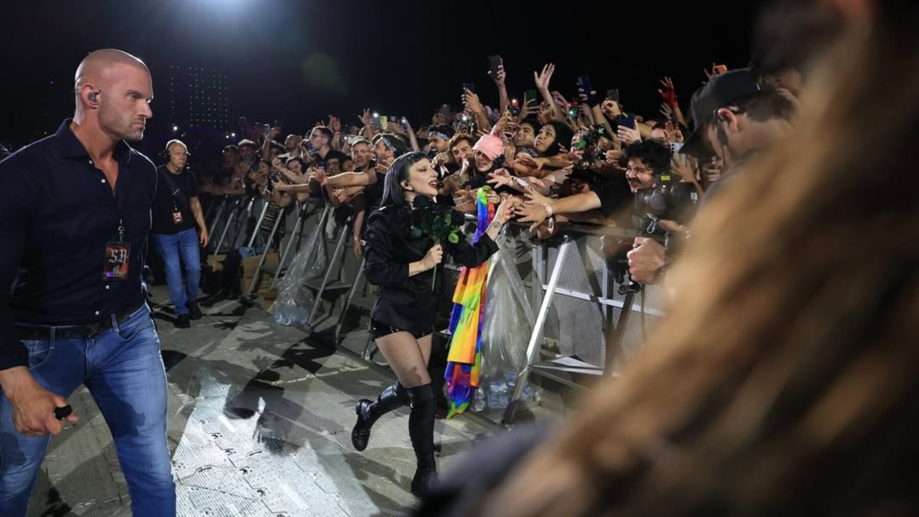 Lady Gaga desce do palco e cumprimenta fãs em show "Mayhem on the Beach" na praia de Copacabana, no Rio de Janeiro | 3.mai.2025/Divulgação