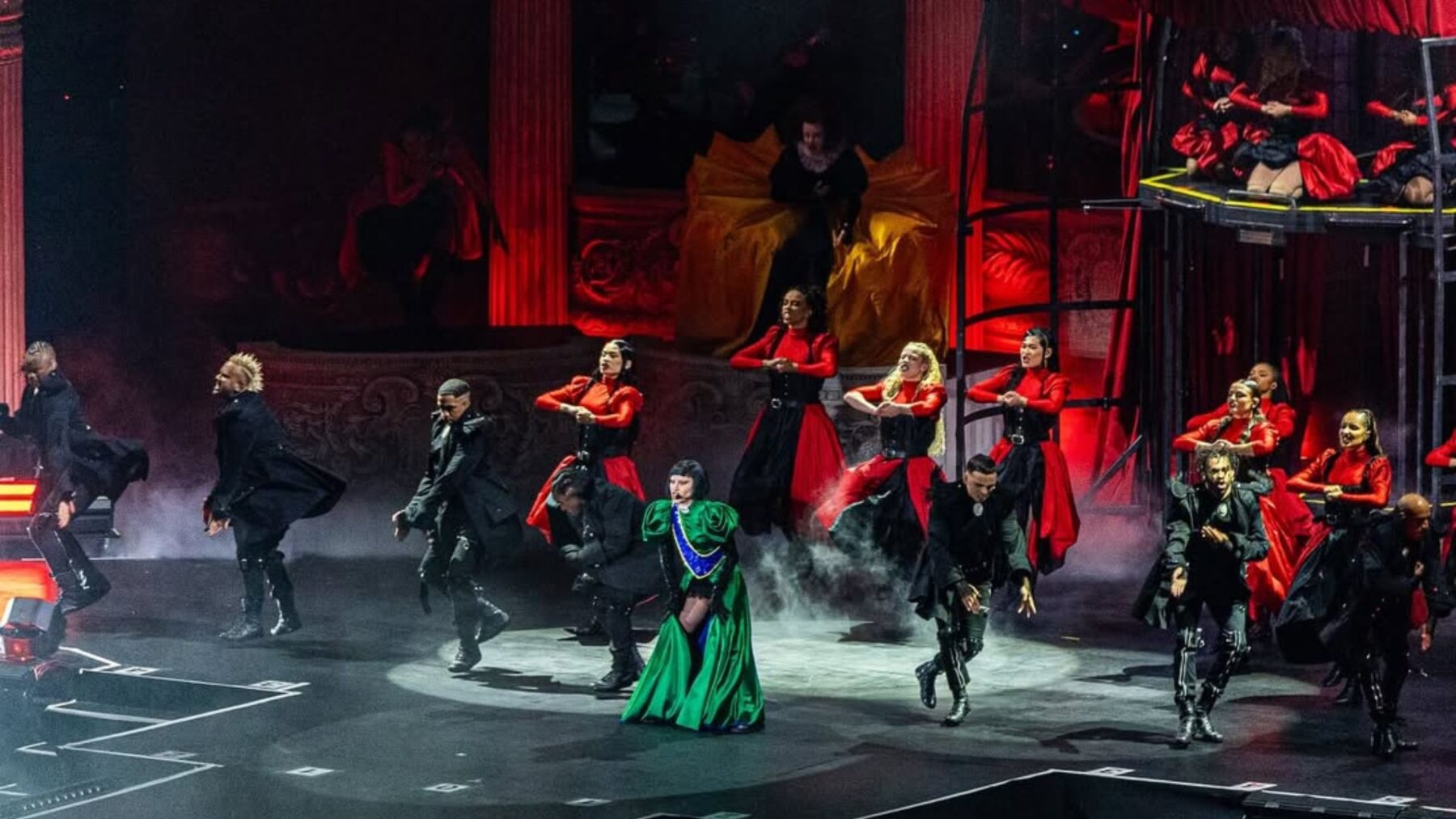 Lady Gaga (centro) com dançarinos em show "Mayhem on the Beach" na praia de Copacabana, no Rio de Janeiro | 3.mai.2025/Prefeitura do Rio/Divulgação