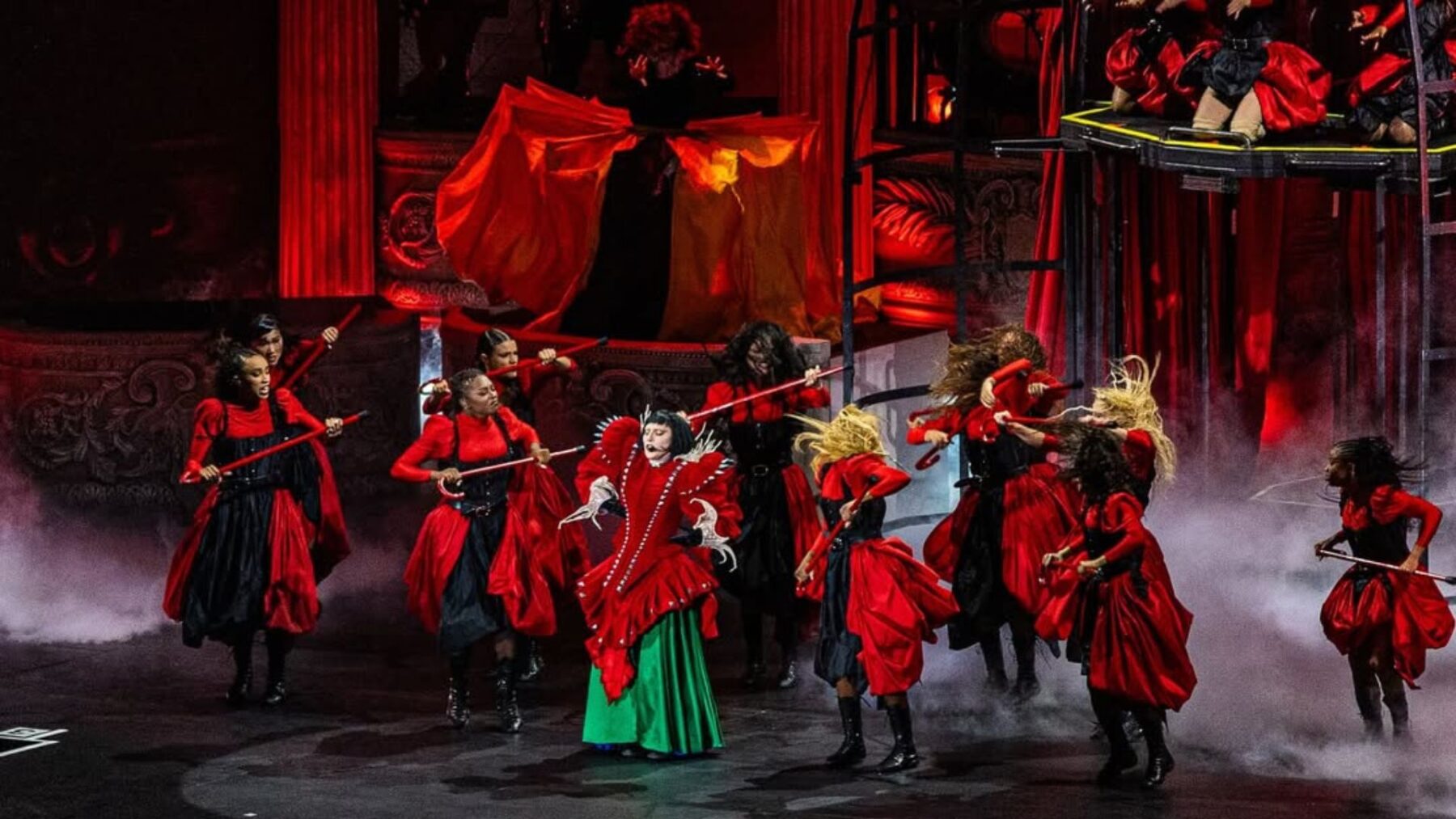 Lady Gaga (centro) com dançarinos em show "Mayhem on the Beach" na praia de Copacabana, no Rio de Janeiro | 3.mai.2025/Prefeitura do Rio/Divulgação