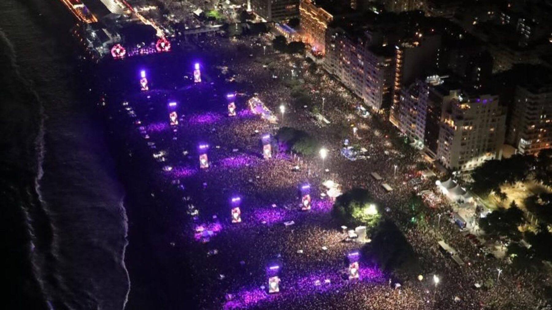 Vista aérea da praia de Copacabana, no Rio de Janeiro, durante show de Lady Gaga | 3.mai.2025/Prefeitura do Rio/Divulgação