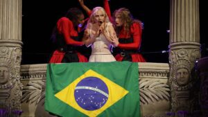 Lady Gaga (centro) com dançarinos em show "Mayhem on the Beach" na praia de Copacabana, no Rio de Janeiro | Kevin Mazur - 3.mai.2025/Divulgação