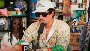 Bad Bunny em apresentação no Tiny Desk Concert, em abril de 2025 | Reprodução