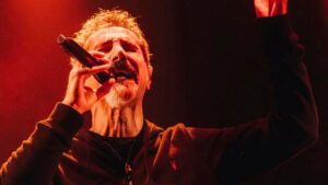 Vocalista Serj Tankian em show do System of a Down no estádio Couto Pereira, em Curitiba | 6.mai.2025/Divulgação
