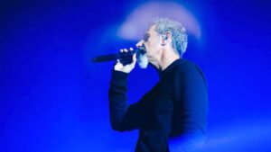 Vocalista Serj Tankian em show do System of a Down no estádio Couto Pereira, em Curitiba | 6.mai.2025/Divulgação