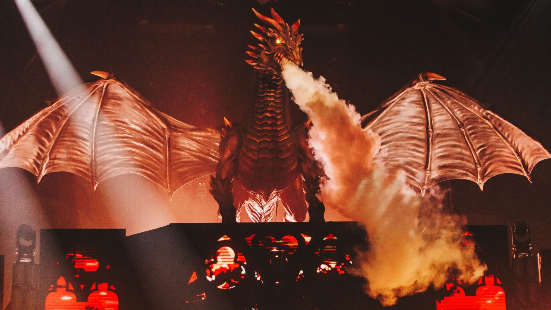 Cenário com dançarinos do espetáculo "The Tower Experience", do festival The Town, em demonstração para convidados na Arca, em São Paulo | Dani Ferreira - 8.mai.2025/Divulgação