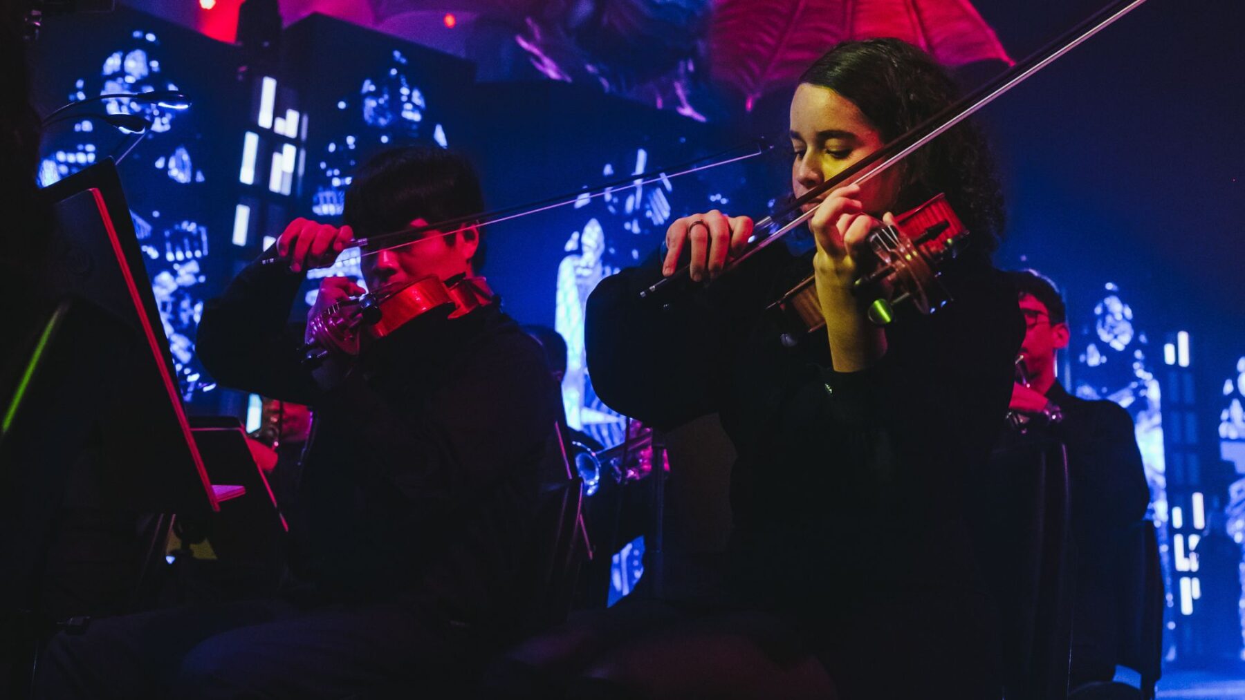 Músicos da Orquestra Sinfônica Heliópolis no espetáculo "The Tower Experience", do festival The Town, em demonstração para convidados na Arca, em São Paulo | Rafael Strabelli - 8.mai.2025/Divulgação