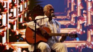 Mateus Alelulia em show da série "Encontros Tropicais", gravado no Museu du Ritmo, em Salvador | 21.nov.2020/Divulgação