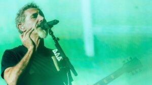 Vocalista Serj Tankian em show do System of a Down no estádio Nilton Santos, o Engenhão, no Rio de Janeiro | 8.mai.2025/Divulgação