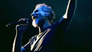 Vocalista Serj Tankian em show do System of a Down no estádio Nilton Santos, o Engenhão, no Rio de Janeiro | 8.mai.2025/Divulgação