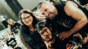 John Dolmayan (dir.), baterista do System of a Down, tira foto com fã na área PCD (pessoa com deficência) antes de show da banda no estádio Engenhão, no Rio de Janeiro | 8.mai.2025/Divulgação