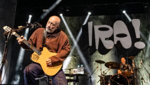 Guitarrista Edgard Scandurra em show do Ira! de celebração de 20 anos do álbum "Acústivo MTV" na Vibra São Paulo, na zona sul da capital paulista | Giuliana Peramezza - 9.abr.2025/Divulgação