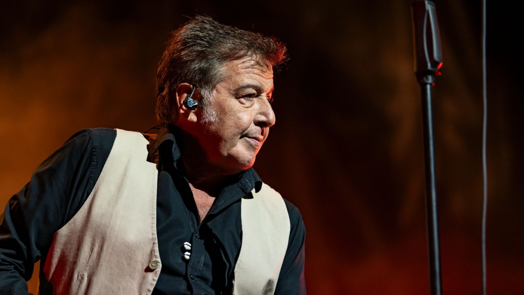 Vocalista Nasi em show do Ira! de celebração de 20 anos do álbum "Acústivo MTV" na Vibra São Paulo, na zona sul da capital paulista | Giuliana Peramezza - 9.mai.2025/Divulgação