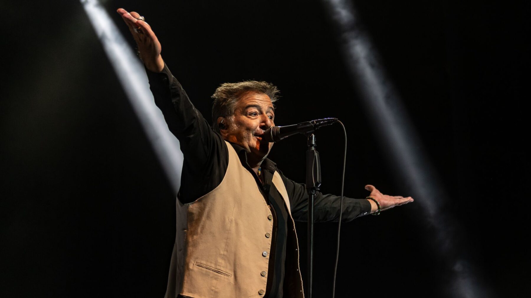 Vocalista Nasi em show do Ira! de celebração de 20 anos do álbum "Acústivo MTV" na Vibra São Paulo, na zona sul da capital paulista | Giuliana Peramezza - 9.mai.2025/Divulgação