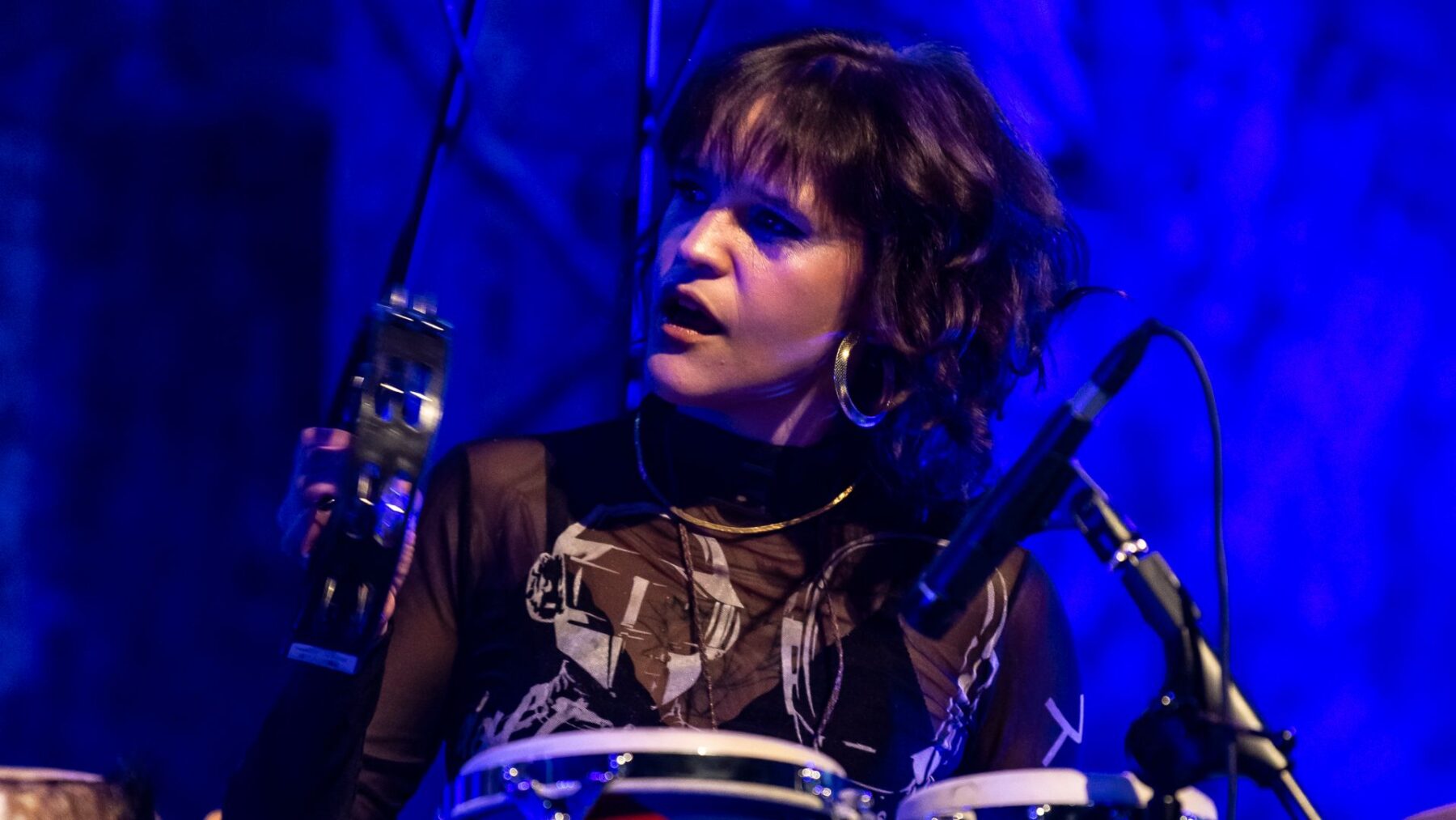 Percussionista Juba Carvalho acompanha o Ira! em show de celebração de 20 anos do álbum "Acústivo MTV" na Vibra São Paulo, na zona sul da capital paulista | Giuliana Peramezza - 9.mai.2025/Divulgação