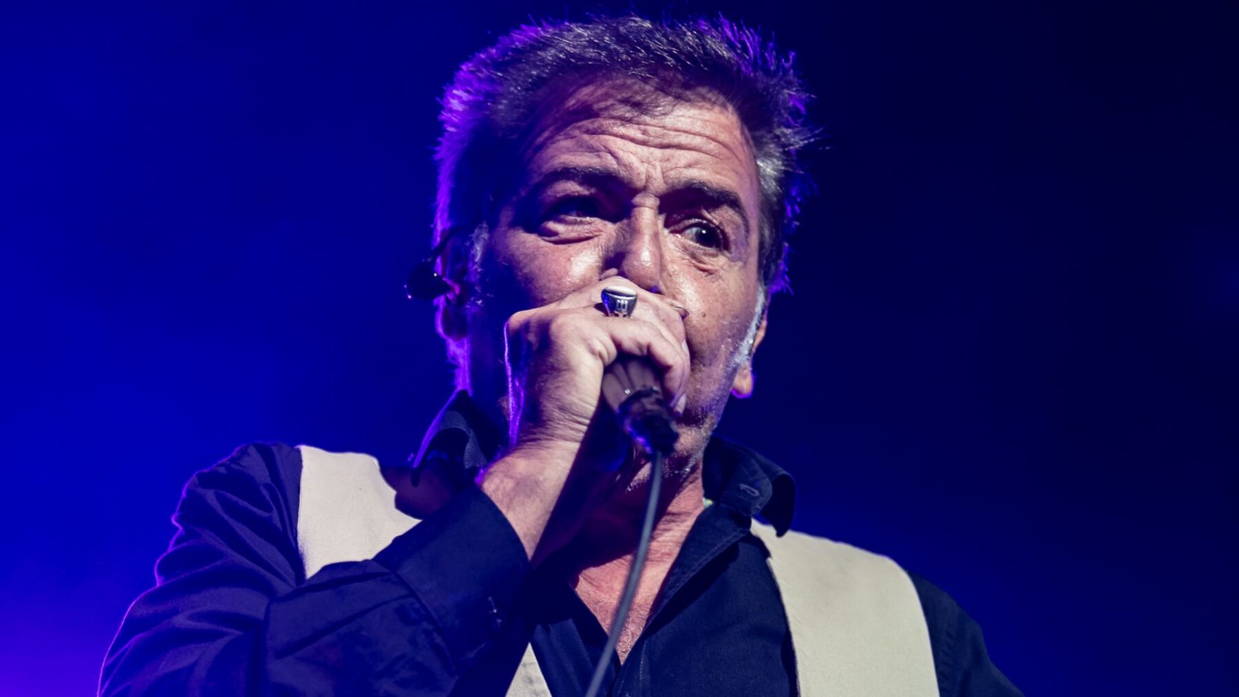 Vocalista Nasi em show do Ira! de celebração de 20 anos do álbum "Acústivo MTV" na Vibra São Paulo, na zona sul da capital paulista | Giuliana Peramezza - 9.mai.2025/Divulgação