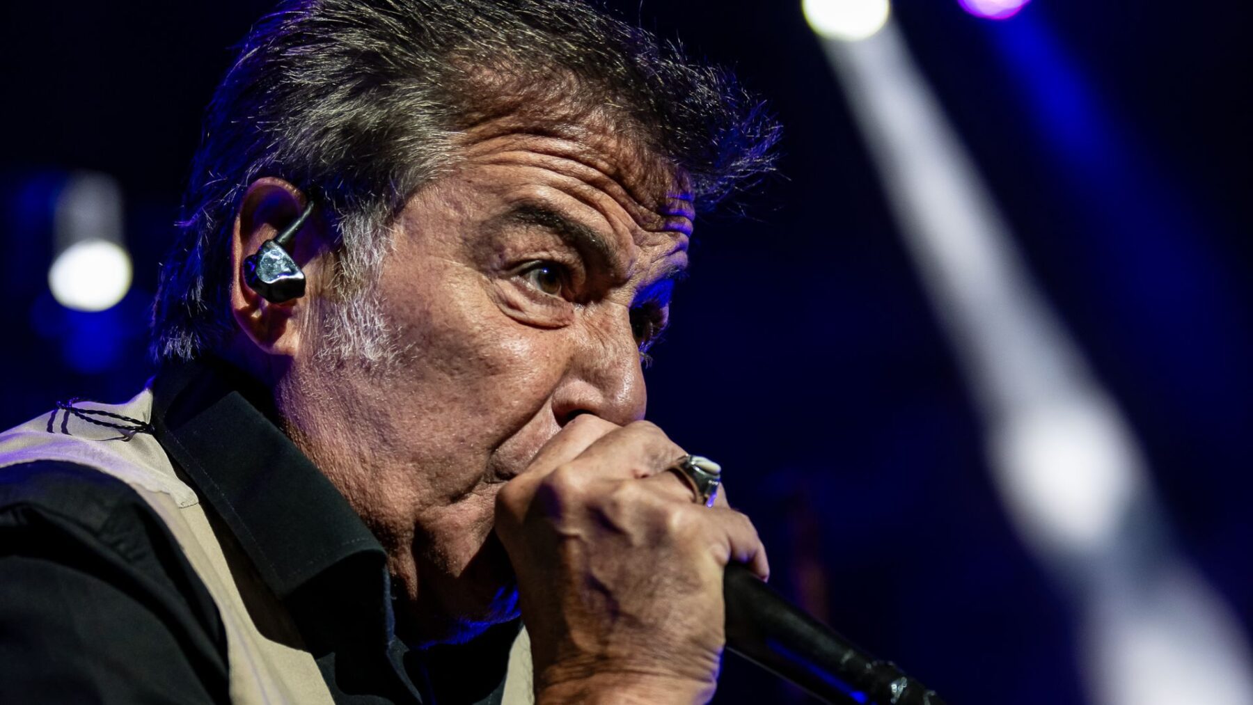 Vocalista Nasi em show do Ira! de celebração de 20 anos do álbum "Acústivo MTV" na Vibra São Paulo, na zona sul da capital paulista | Giuliana Peramezza - 9.mai.2025/Divulgação