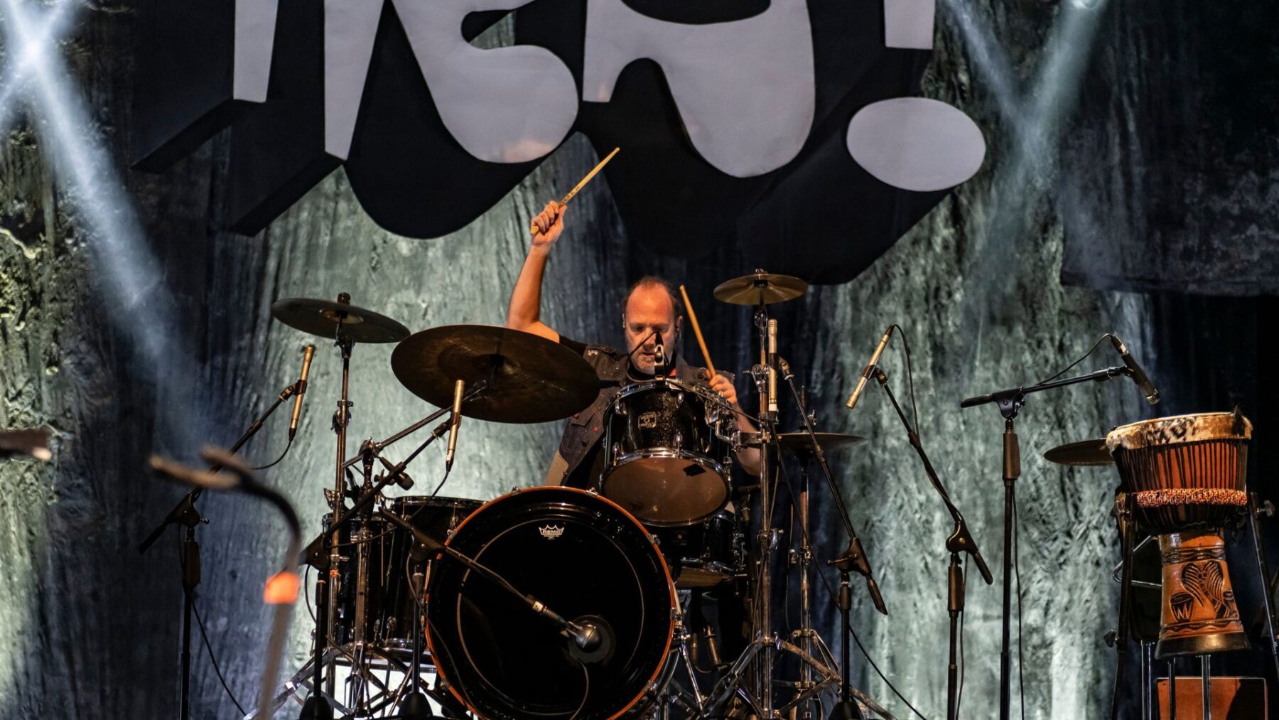 Baterista Evaristo Pádua acompanha o Ira! em show de celebração de 20 anos do álbum "Acústivo MTV" na Vibra São Paulo, na zona sul da capital paulista | Giuliana Peramezza - 9.mai.2025/Divulgação