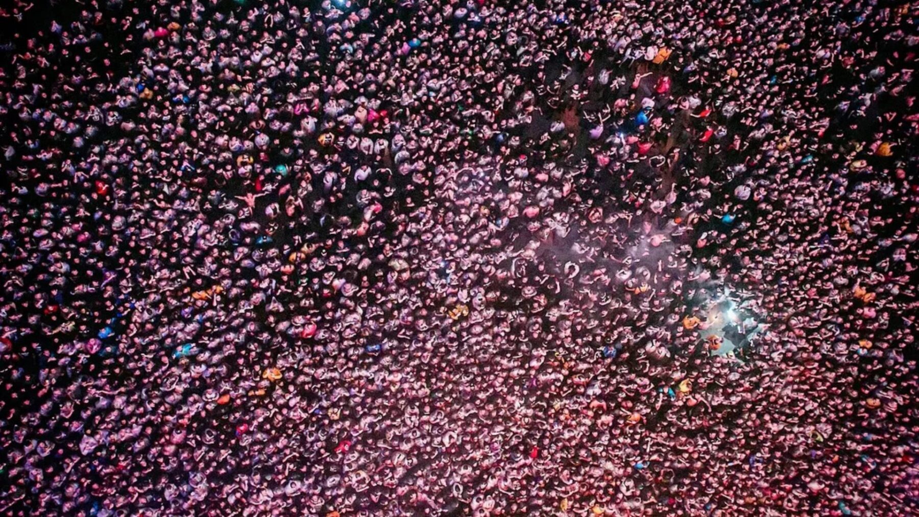 Público de 50 mil fãs em show da turnê "Wake Up!" do System of a Down no Allianz Parque, em São Paulo | 10.mai.2025/Divulgação