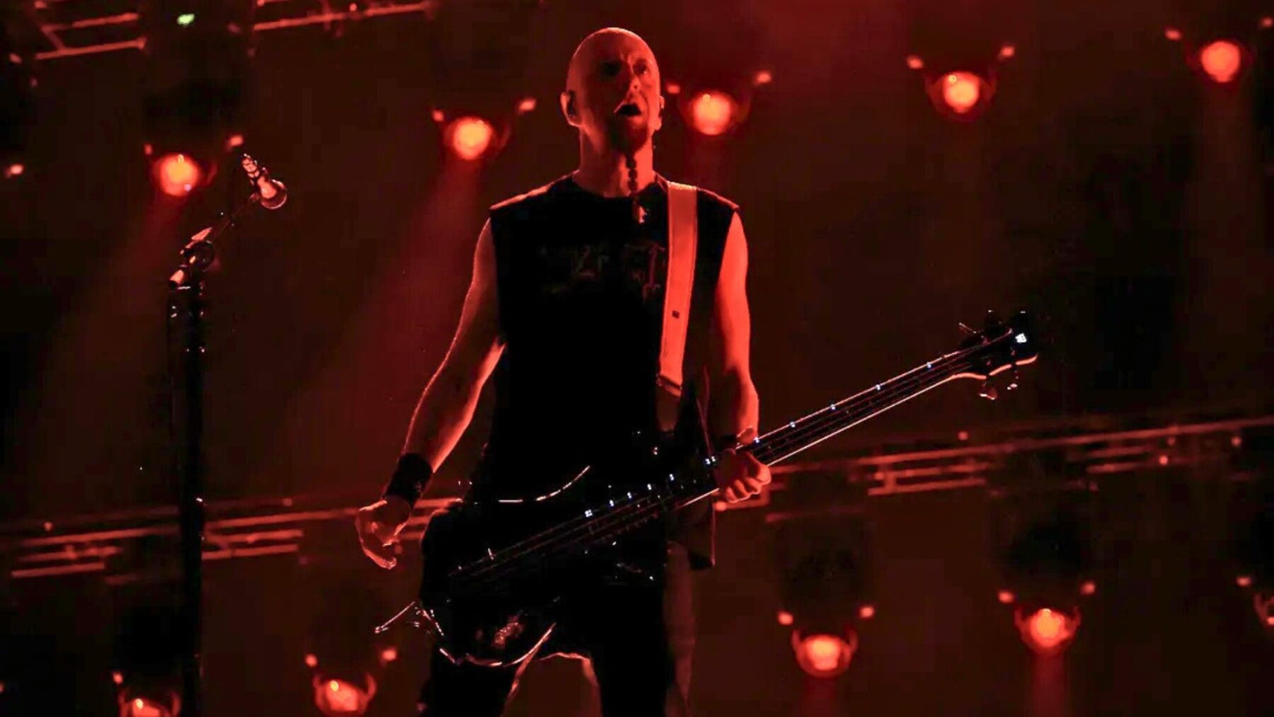 Baixista Shavo Odadjian em show da turnê "Wake Up!" do System of a Down no Allianz Parque, em São Paulo | 10.mai.2025/Divulgação