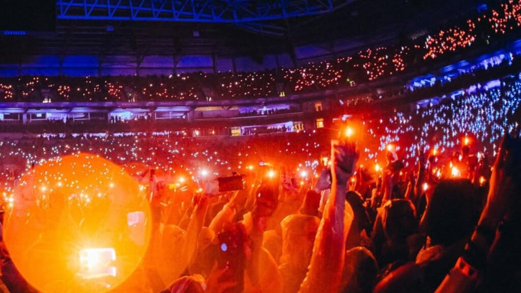 Público usa celular e papeis coloridos para iluminar Allianz Parque, em São Paulo, com cores da bandeira da Armênia em show da turnê "Wake Up!" do System of a Down | 10.mai.2025/Divulgação