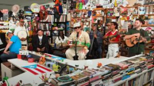 Bad Bunny (centro) em apresentação no Tiny Desk Concert, em abril de 2025 | Reprodução