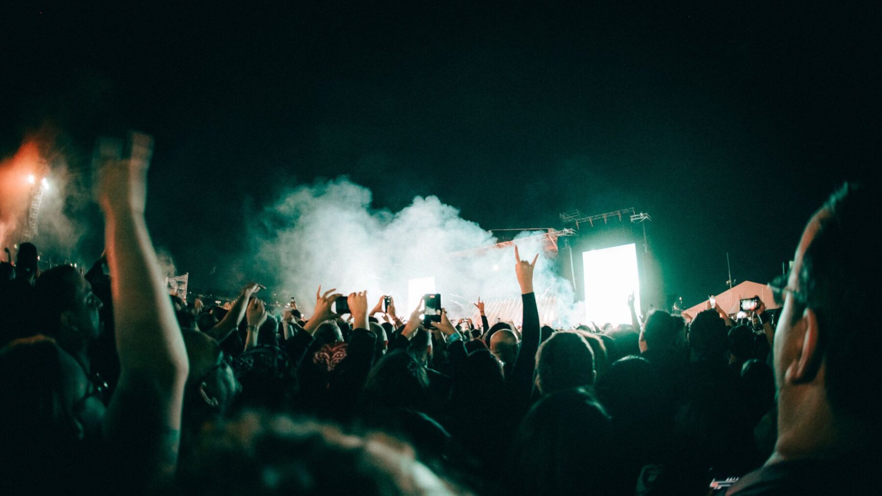 Fãs em show da turnê "Wake Up!" do System of a Down no autódromo de Interlagos, em São Paulo | 14.mai.2025/Divulgação