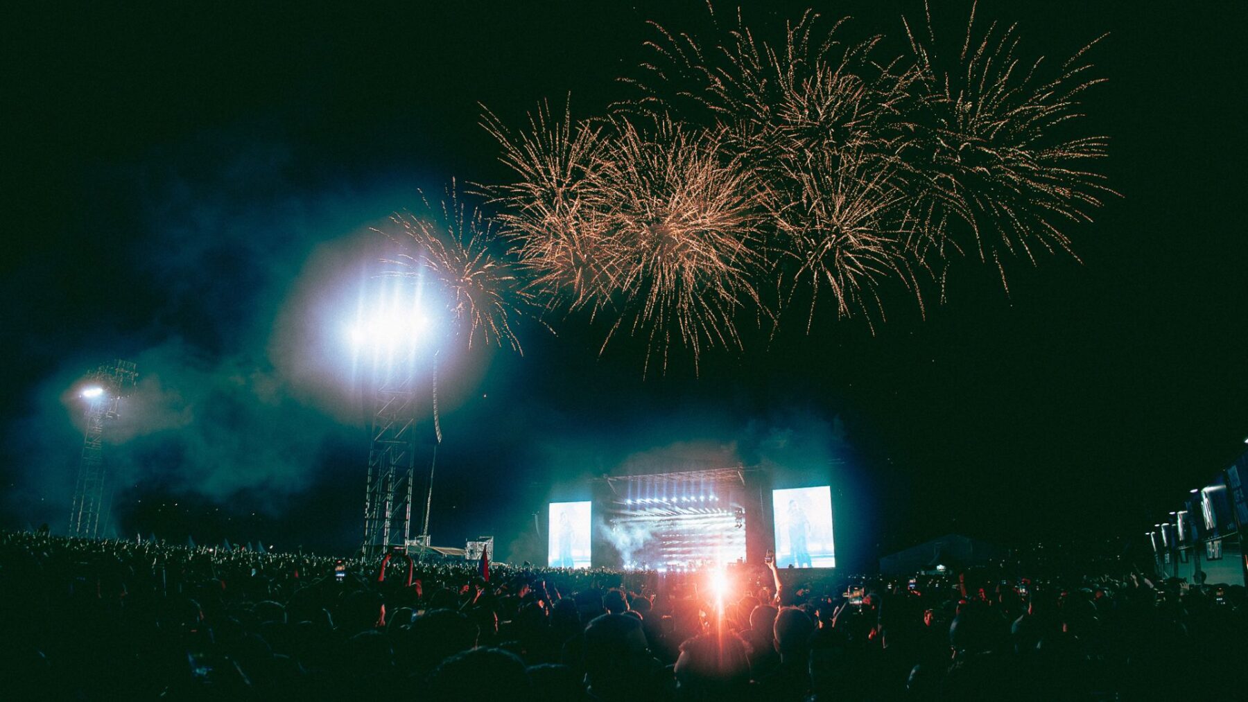 Fãs veem queima de fogos em show da turnê "Wake Up!" do System of a Down no autódromo de Interlagos, em São Paulo | 14.mai.2025/Divulgação